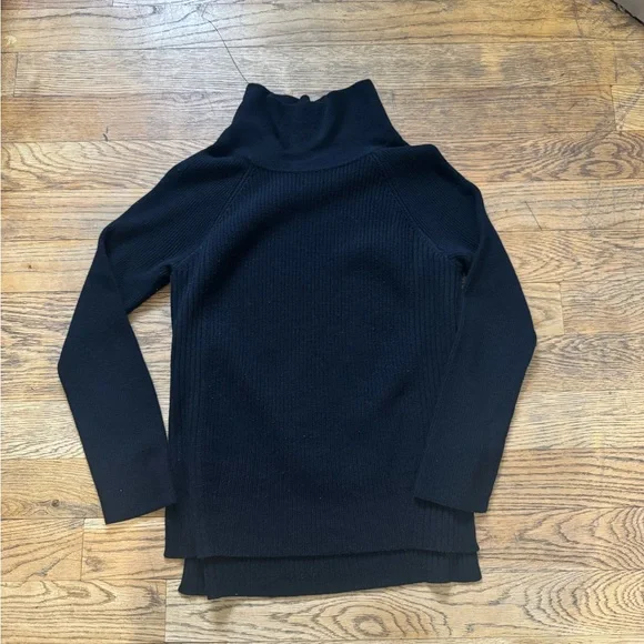 Vince women’s Turtleneck Sweater - Picture 2 of 4